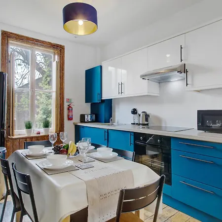 Apartment Elegant Georgian 3 Bedroom Townhouse In The Heart Of Ideal For Families And Large Group Bookings London