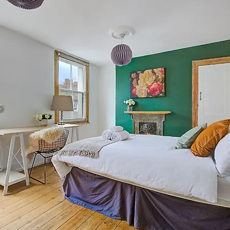 Elegant Georgian 3 Bedroom Townhouse In The Heart Of Ideal For Families And Large Group Bookings * London
