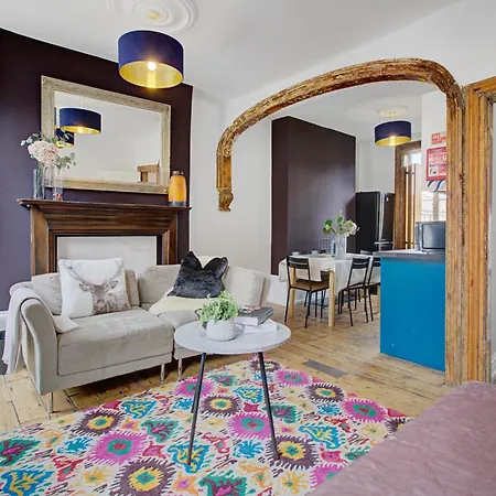 Apartment Elegant Georgian 3 Bedroom Townhouse In The Heart Of Ideal For Families And Large Group Bookings
