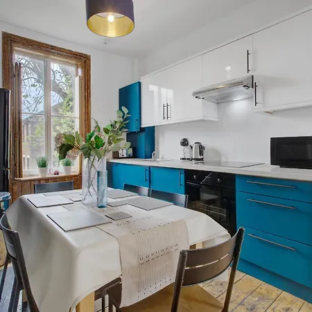Apartment Elegant Georgian 3 Bedroom Townhouse In The Heart Of Ideal For Families And Large Group Bookings *