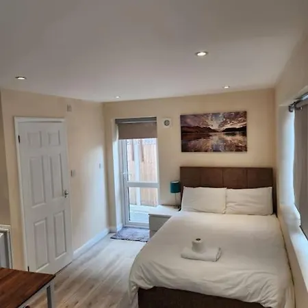 Beautiful Private En-suite With Its Own Entry Apartment