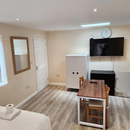 Beautiful Private En-suite With Its Own Entry Apartment *
