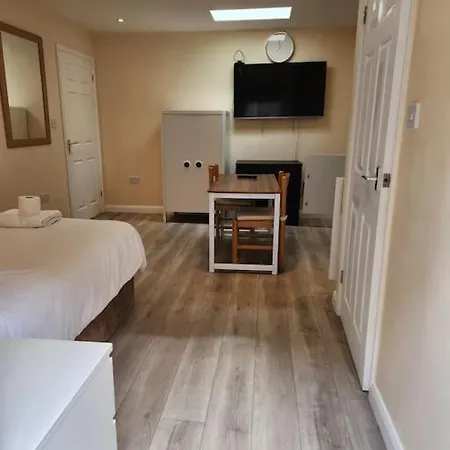 Apartment Beautiful Private En-suite With Its Own Entry *