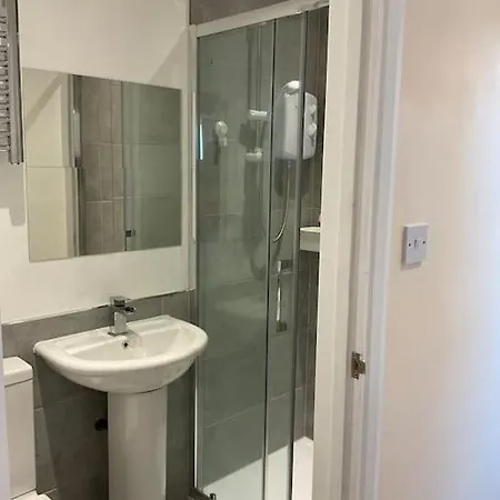 Beautiful Private En-suite With Its Own Entry *