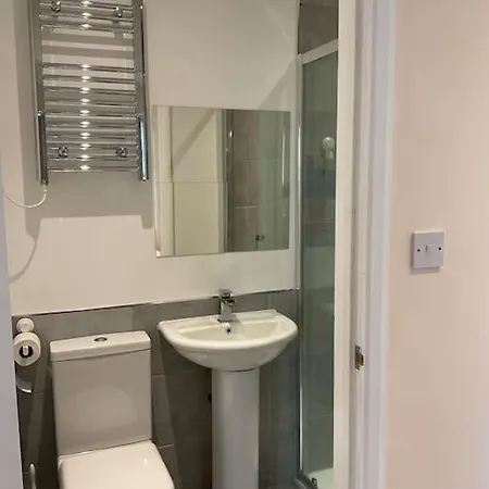 Beautiful Private En-suite With Its Own Entry Apartment