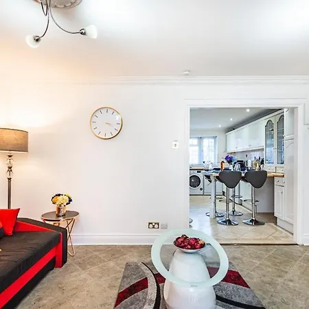 Elite 2 Bedroom House In Chadwell Heath/ Romford With Free Wifi And Parking Upto 4 Guests Villa