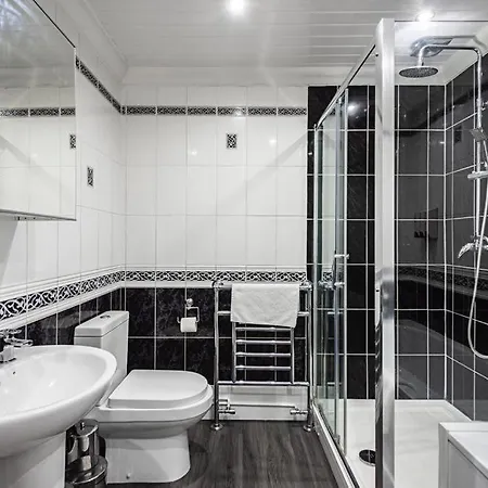 Villa Elite 2 Bedroom House In Chadwell Heath/ Romford With Free Wifi And Parking Upto 4 Guests