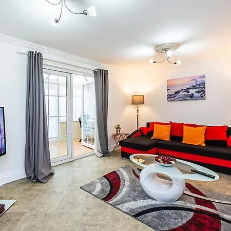 Elite 2 Bedroom House In Chadwell Heath/ Romford With Free Wifi And Parking Upto 4 Guests Villa *