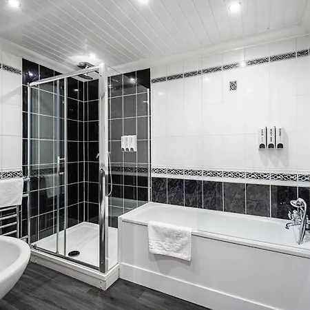 Elite 2 Bedroom House In Chadwell Heath/ Romford With Free Wifi And Parking Upto 4 Guests Villa Goodmayes