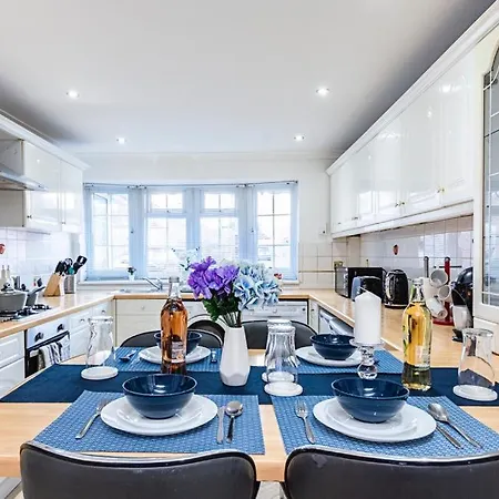 Villa Elite 2 Bedroom House In Chadwell Heath/ Romford With Free Wifi And Parking Upto 4 Guests *