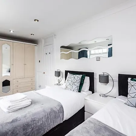 Villa Elite 2 Bedroom House In Chadwell Heath/ Romford With Free Wifi And Parking Upto 4 Guests Goodmayes