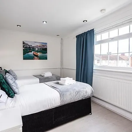Elite 2 Bedroom House In Chadwell Heath/ Romford With Free Wifi And Parking Upto 4 Guests Villa