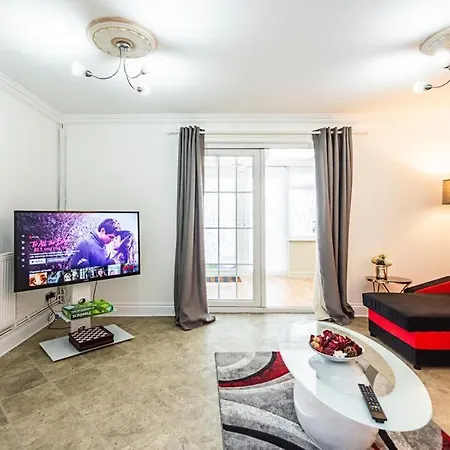 Elite 2 Bedroom House In Chadwell Heath/ Romford With Free Wifi And Parking Upto 4 Guests *