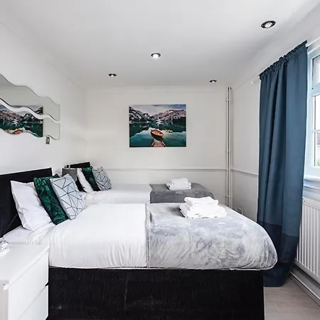 Villa Elite 2 Bedroom House In Chadwell Heath/ Romford With Free Wifi And Parking Upto 4 Guests Goodmayes