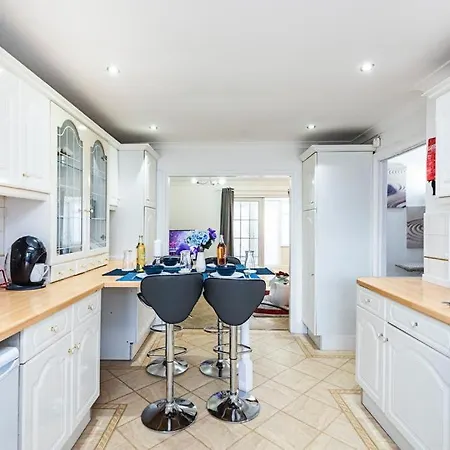 Elite 2 Bedroom House In Chadwell Heath/ Romford With Free Wifi And Parking Upto 4 Guests *
