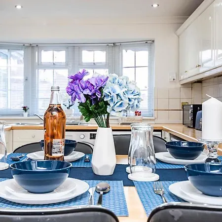 Elite 2 Bedroom House In Chadwell Heath/ Romford With Free Wifi And Parking Upto 4 Guests Villa
