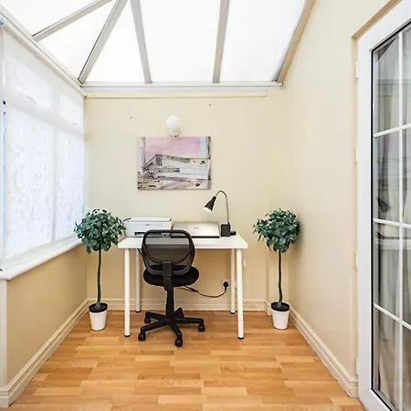 Elite 2 Bedroom House In Chadwell Heath/ Romford With Free Wifi And Parking Upto 4 Guests Goodmayes