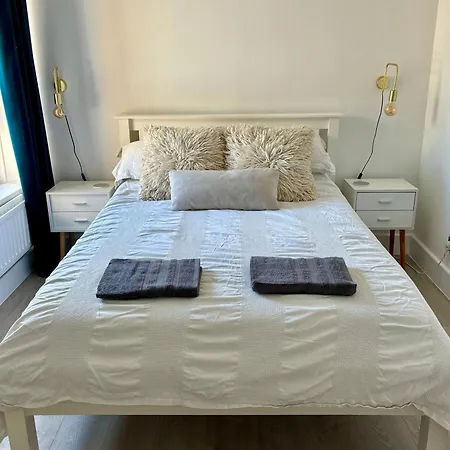 Apartment 2 Bed, Open Plan, Modernised Flat, Canary Wharf London