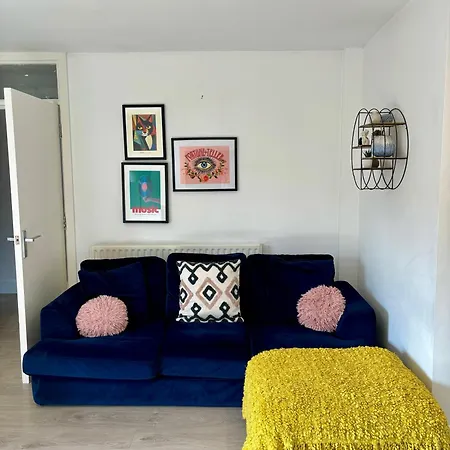 2 Bed, Open Plan, Modernised Flat, Canary Wharf *