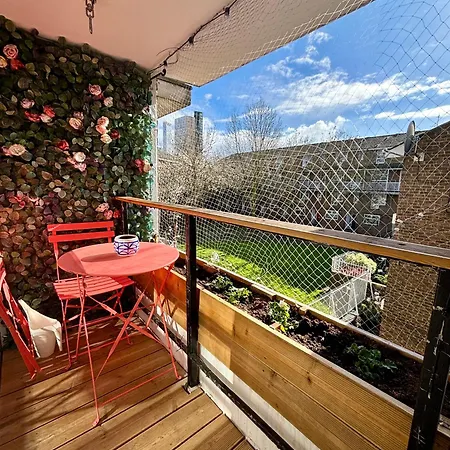 Apartment 2 Bed, Open Plan, Modernised Flat, Canary Wharf London