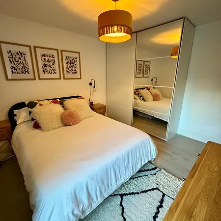 2 Bed, Open Plan, Modernised Flat, Canary Wharf Apartment London