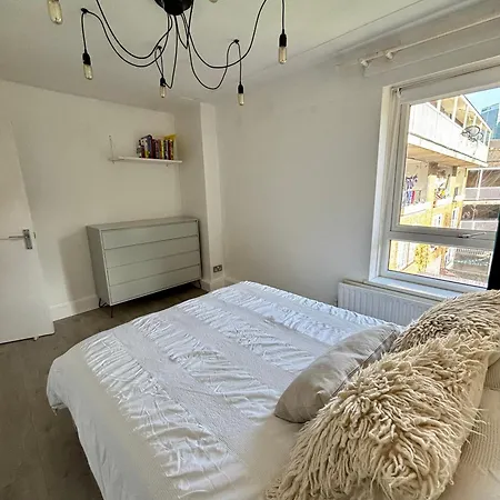 2 Bed, Open Plan, Modernised Flat, Canary Wharf *