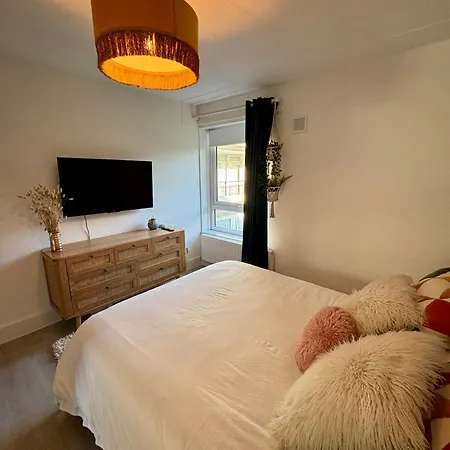 2 Bed, Open Plan, Modernised Flat, Canary Wharf Apartment