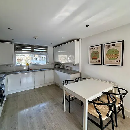 2 Bed, Open Plan, Modernised Flat, Canary Wharf Apartment London