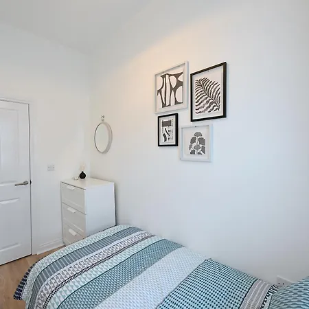 Bright & Large 3 Bed Flat In Apartment London