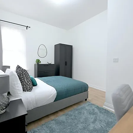 Bright & Large 3 Bed Flat In Apartment