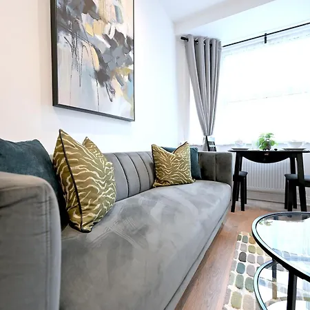 Bright & Large 3 Bed Flat In Apartment