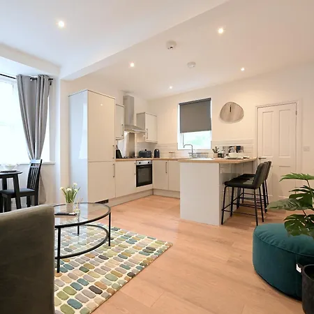 Apartment Bright & Large 3 Bed Flat In *