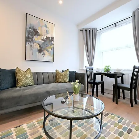 Bright & Large 3 Bed Flat In London
