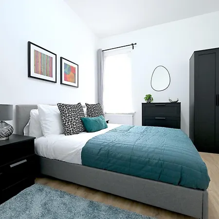 Bright & Large 3 Bed Flat In * London