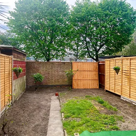 Luxury 3 Bedroom Flat With Garden * London
