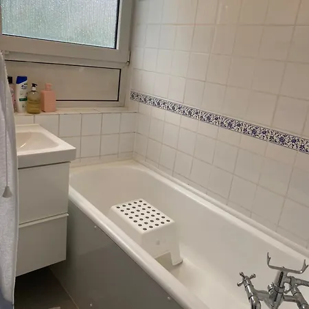 Luxury 3 Bedroom Flat With Garden Apartment *
