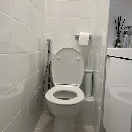 Apartment Luxury 3 Bedroom Flat With Garden *