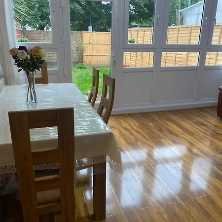 Luxury 3 Bedroom Flat With Garden *