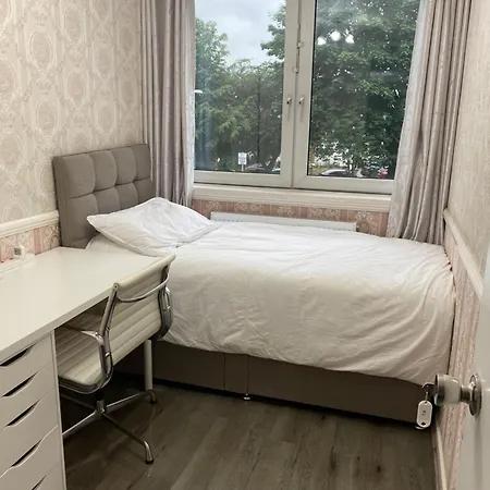 Apartment Luxury 3 Bedroom Flat With Garden
