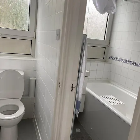 Apartment Luxury 3 Bedroom Flat With Garden *