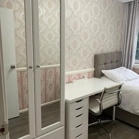 Luxury 3 Bedroom Flat With Garden Apartment