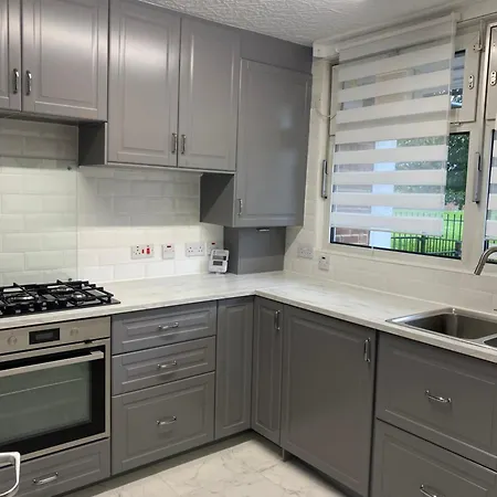 Luxury 3 Bedroom Flat With Garden Apartment London