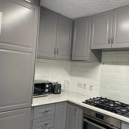 Luxury 3 Bedroom Flat With Garden London