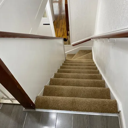 Apartment Luxury 3 Bedroom Flat With Garden *