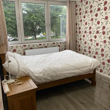Luxury 3 Bedroom Flat With Garden * London