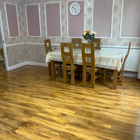 Luxury 3 Bedroom Flat With Garden Apartment London