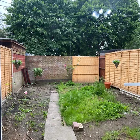 Apartment Luxury 3 Bedroom Flat With Garden *