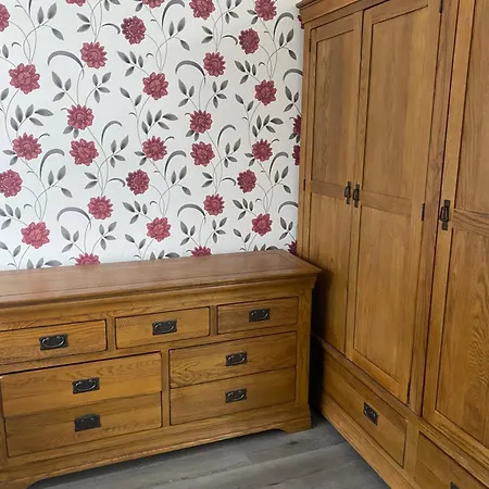 Apartment Luxury 3 Bedroom Flat With Garden *