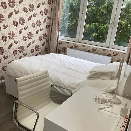 Apartment Luxury 3 Bedroom Flat With Garden