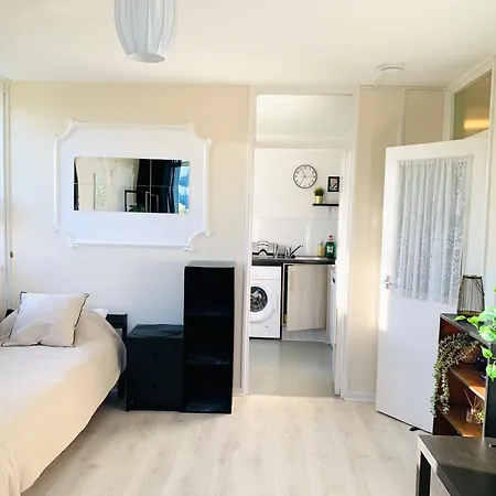 Poplar - Sleep 4-5 - Ideal For Business Travellers & Contractors - Near Canary Wharf And Dlr Station - Parking Tickets Available On Request *